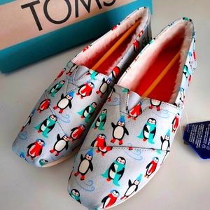Tom's NWT penguin slippers, sz 10, faux fur lined. Cute penguin pattern